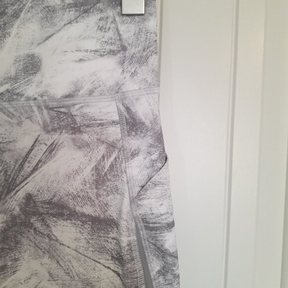 Lululemon Pace Perfect Crop (17") Breeze By White Light Cast / Light Cast Size 8 - Picture 6 of 14